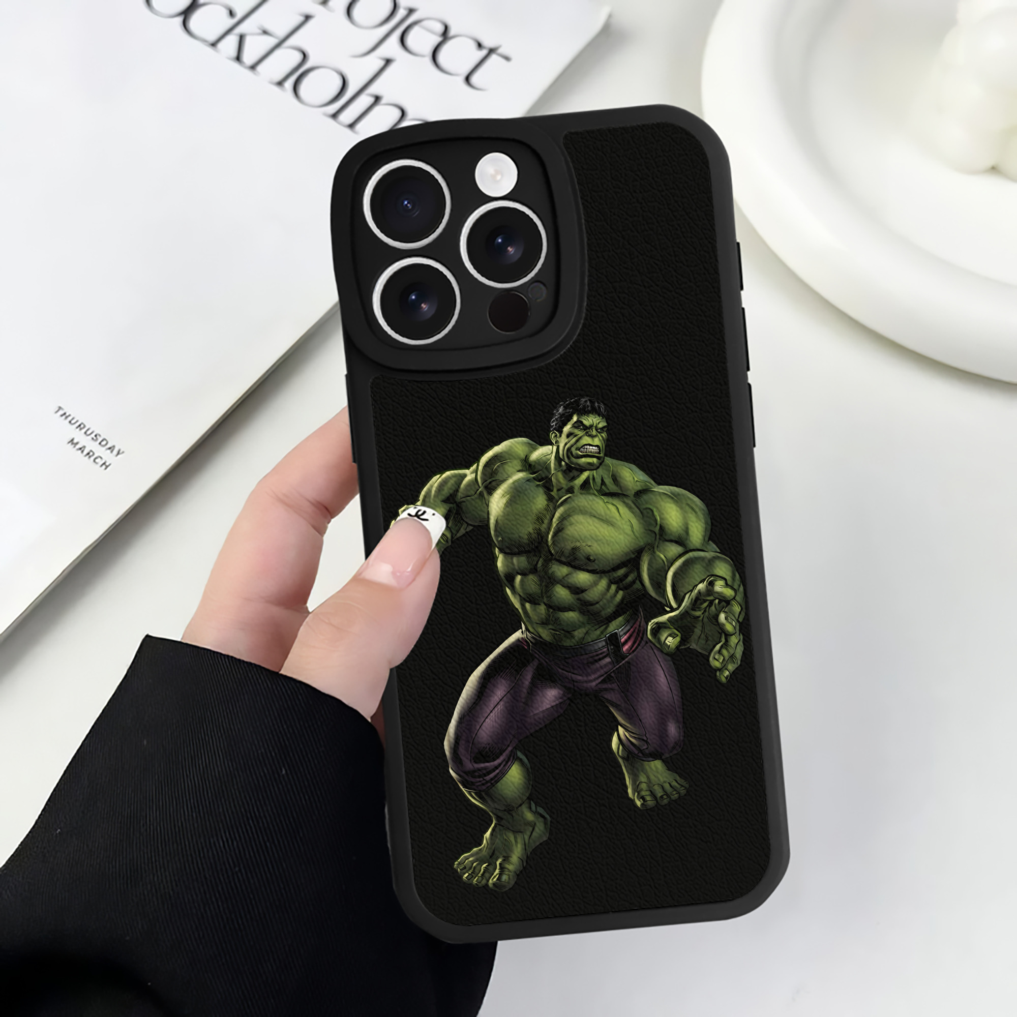 （画像用） アベンジャーズ The Avengers 【iPhone 16シリーズ対応】シリコンスマホケース（レザー調） 材質：シリコン